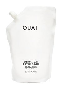 Witte, flexibele zak met 32 fl oz OUAI conditioner. Zwarte tekst bevat "MIDDEN HAAR" en "CONDITIONER," met een draaikap bovenaan.