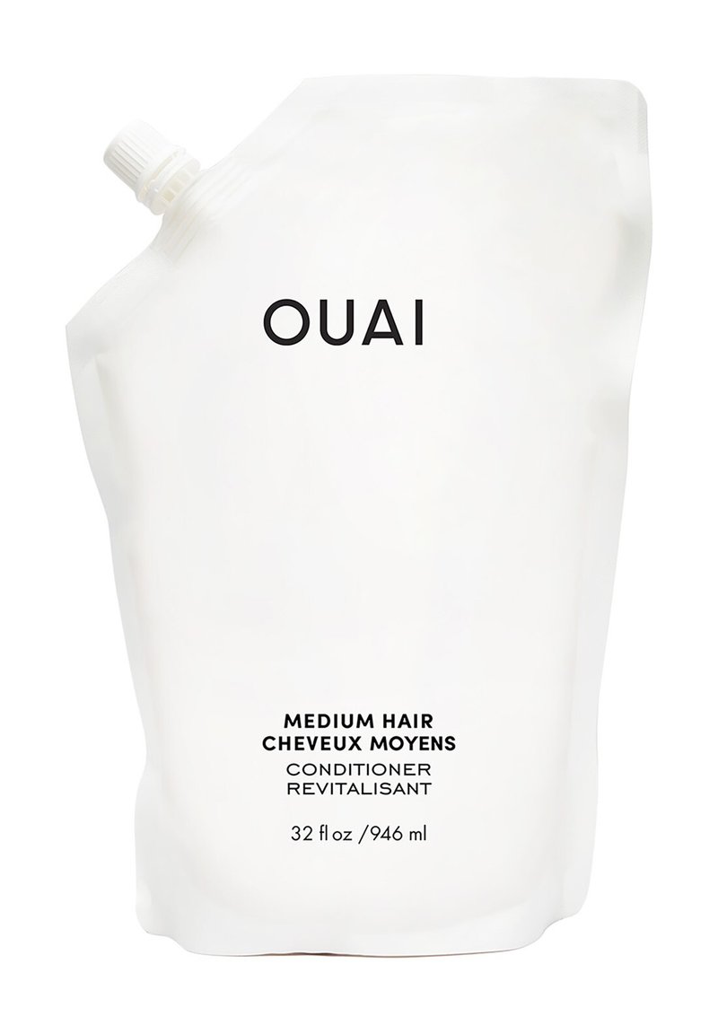 Witte, flexibele zak met 32 fl oz OUAI conditioner. Zwarte tekst bevat "MIDDEN HAAR" en "CONDITIONER," met een draaikap bovenaan.