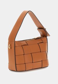 Borsa in pelle intrecciata marrone con manico curvo e dettagli in metallo dorato. Presenta una chiusura con zip e motivi testurizzati su tutta la superficie.