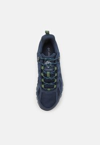 Scarpa sportiva navy con tomaia in rete, lacci a macchie verdi e gialle, collo imbottito e suola testurizzata per la presa. Presenta il marchio Columbia.