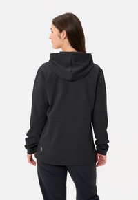 Giacca nera con cappuccio, realizzata in un tessuto testurizzato, maniche lunghe e un design aderente. Presenta una cucitura orizzontale sul retro per un tocco di dettaglio in più.