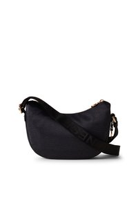 Borsa a spalla nera con texture e forma curvata, dotata di chiusura con zip e di una tracolla ampia e regolabile con logo impresso.