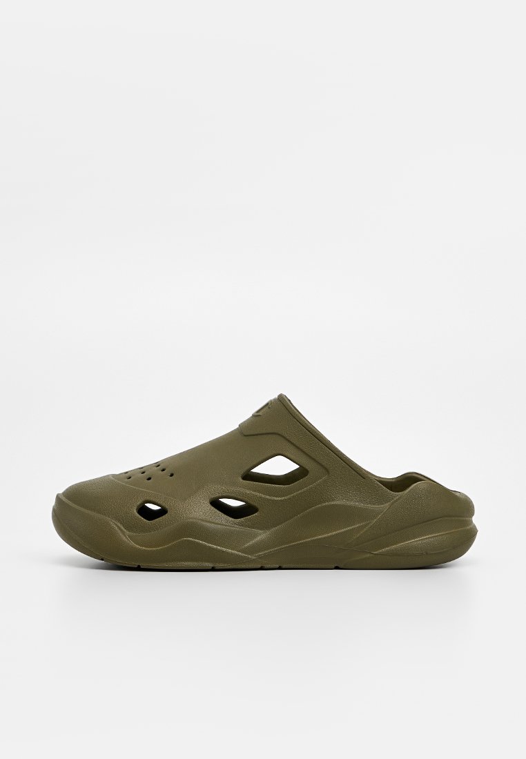 Un sabot verde oliva senza lacci con multiple aperture di ventilazione e suola sagomata su uno sfondo bianco semplice.