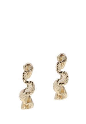 Oorbellen in goudkleur met een gedraaid ontwerp en gelaagde schelpmotieven, met accent op gestructureerde oppervlakken en gepolijste afwerkingen.