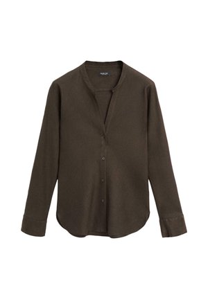 Tmavě hnědá košile s dlouhým rukávem na knoflíky s límcem typu band a zaobleným spodním lemem, zobrazena na bílém pozadí.