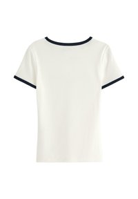 Witte T-shirt met korte mouwen en marineblauwe rand rond de kraag en mouwen. Glad fabrieksgevoel, eenvoudig ontwerp en klassieke pasvorm.