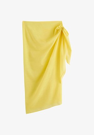 Sarong en tissu léger jaune avec un nœud sur le côté noué près de la taille, drapé de manière asymétrique.