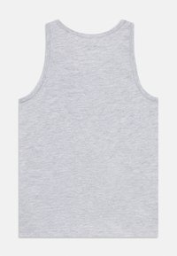 Débardeur gris sans manches en tissu légèrement texturé. Dispose d'un col rond et d'ourlets finis, offrant un design simple et minimal.
