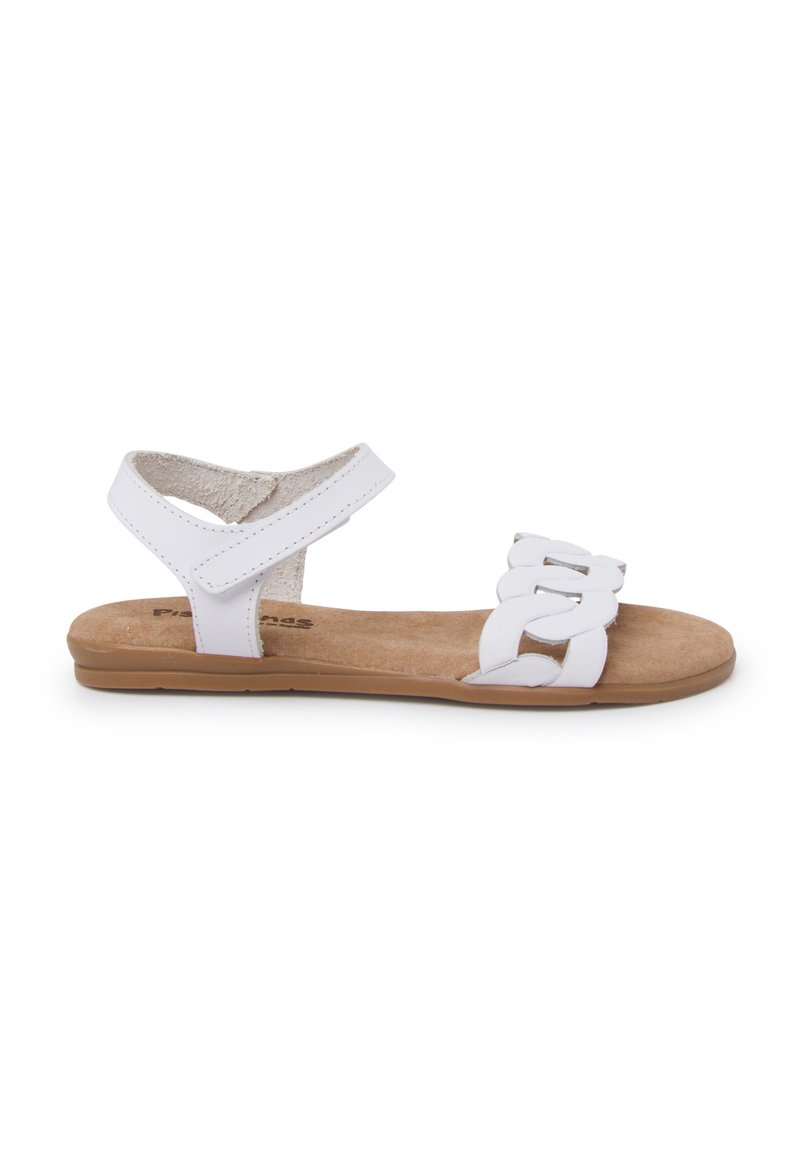 Witte leren sandalen met een gevlochten bandontwerp, verstelbare enkelband en een zachte, tan-kleurige binnenzool. Plat rubberen zool voor comfort.