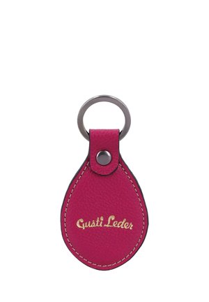 Llavero en forma de lágrima de cuero rosa con costuras blancas, anilla metálica plateada y texto dorado "Gusti Leder" en el frente.