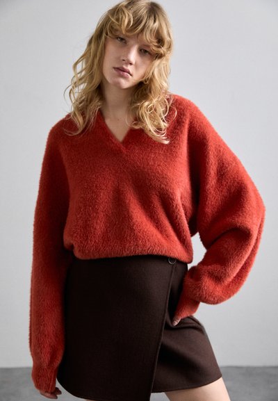 Stine Goya LONG SLEEVE NECKLINE COLLAR JUMPER,FLUFFY MONOGRAM - Jumper - red ochre