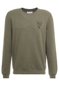 Sudadera de forro polar verde con mangas largas, cuello redondo y un gráfico de montaña en el pecho. Textura suave y puños y dobladillo de canalé.