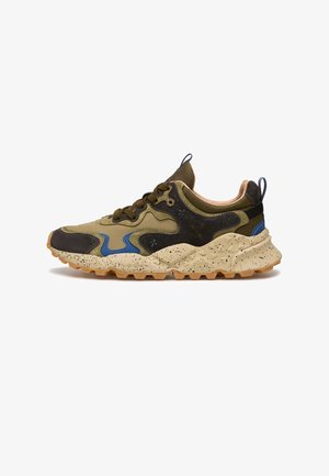 Sneaker con una toma superiore verde oliva e nera con accenti blu, una suola intermedia strutturata color sabbia con macchie nere e una suola robusta per la trazione.