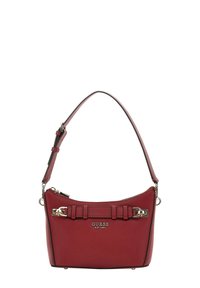 Sac à main en cuir texturé rouge avec un détail de chaîne en métal argenté et une bandoulière réglable, présentant le logo GUESS et une fermeture à glissière sur le dessus.