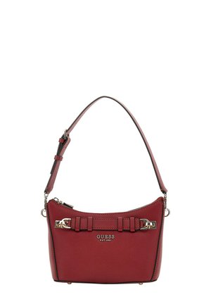Sac à main en cuir texturé rouge avec un détail de chaîne en métal argenté et une bandoulière réglable, présentant le logo GUESS et une fermeture à glissière sur le dessus.