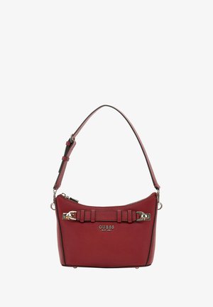 Sac à main en cuir texturé rouge avec un détail de chaîne en métal argenté et une bandoulière réglable, présentant le logo GUESS et une fermeture à glissière sur le dessus.