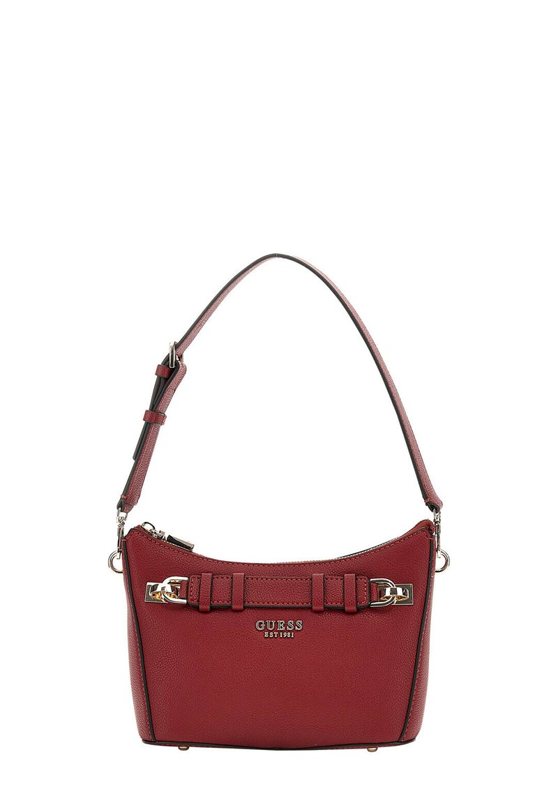 Sac à main en cuir texturé rouge avec un détail de chaîne en métal argenté et une bandoulière réglable, présentant le logo GUESS et une fermeture à glissière sur le dessus.