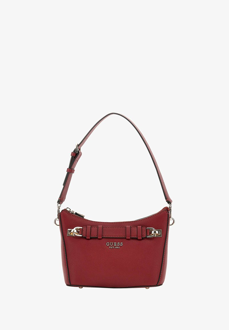 Sac à main en cuir texturé rouge avec un détail de chaîne en métal argenté et une bandoulière réglable, présentant le logo GUESS et une fermeture à glissière sur le dessus.
