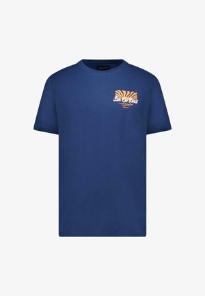 Marineblauw katoenen t-shirt met korte mouwen. Heeft een borstzakprint met een oranje zonnestraal en de tekst "Sur le Bord." Standaard ronde hals.