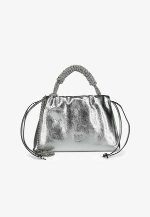 Borsa metallizzata argento con superficie testurizzata, manico intrecciato e tracolla a catena, con logo sulla parte anteriore e chiusura superiore arricciata.