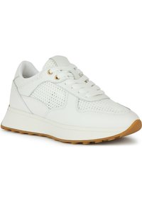 Sneaker atletica bianca con tomaia in pelle liscia e tessuto traspirante, lacci tondi, occhietti dorati e suola in gomma naturale.