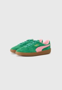 Grønne semskede sneakers med rosa detaljer, rund tå, flad gummisål og struktureret overdel. Har et guld logo på siden.