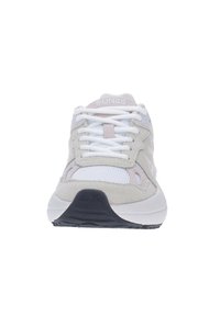 Sneaker bianco e grigio chiaro con texture in rete e camoscio, punta rotonda, suola piatta e suola nera a contrasto; presenta lacci prominenti.