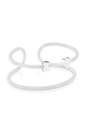 Bracciale in rete d'argento con una chiusura a forma di cuore su un'estremità e una chiusura a forma di fiore sull'altra, su una superficie bianca riflettente.