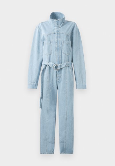 Macacão de ganga azul claro com gola alta, fecho de correr à frente, dois bolsos no peito e um cinto destacável com uma fivela redonda em tom prateado.