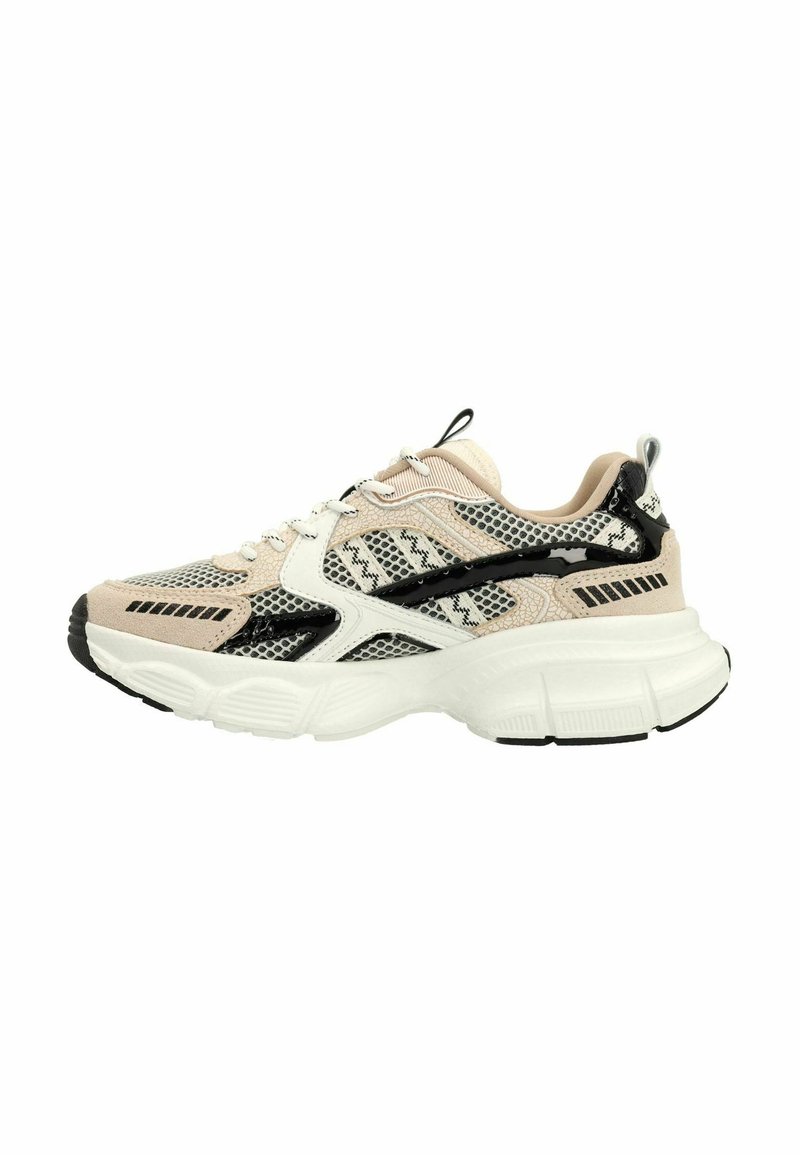Sneakers in roze, zwart en wit. Mesh bovenwerk met textuurpatronen, gevoerde kraag en dikke witte zool met zwarte accenten.