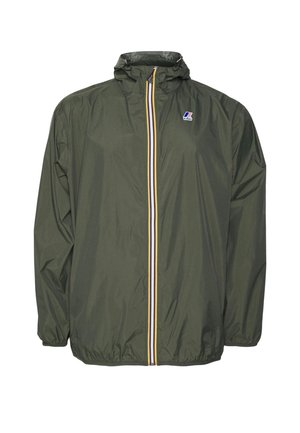 Veste coupe-vent à capuche vert foncé avec poignets élastiques et fermeture éclair centrale à rayures multicolores, petit logo de la marque sur la poitrine.