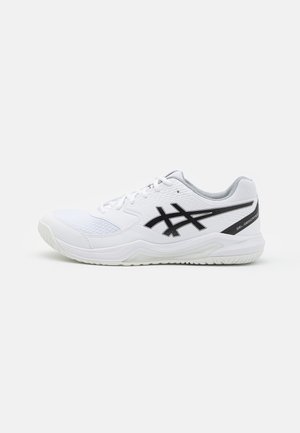 Biały but sportowy z czarnym logo Asics, cholewką z siateczki, systemem sznurowania i miękką podeszwą, pokazany z zewnętrznej strony na jasnym tle.