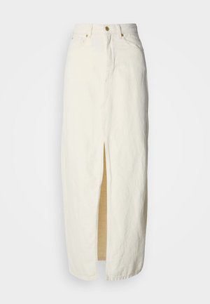 Jupe en denim blanc avec une fente à l'avant, présentant une taille haute, une fermeture à boutons dorés et deux poches avant. Design simple et droit.