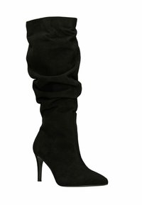 Wysoki czarny zamszowy, luźny boot z ostrym noskiem i cienkim obcasem typu stiletto.