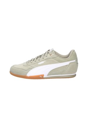 Zapatillas deportivas de ante verde claro con rayas laterales blancas, de perfil bajo, con forro textil y suela de goma. Presentan cordones en tonos similares y un logotipo.