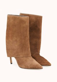 Bottines en suede marron avec un bout pointu et un talon aiguille, présentant un design plié. Texture lisse sans matériel visible.