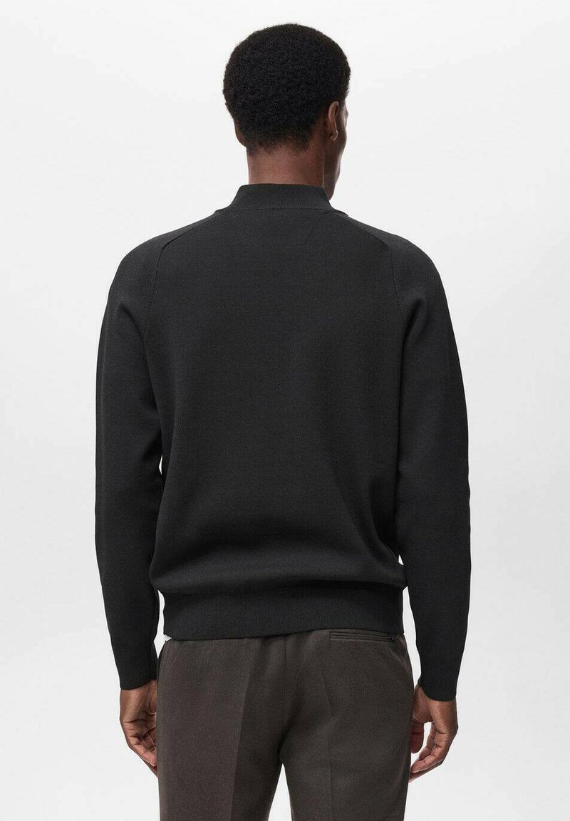 Zwarte gebreide trui met een ronde hals, ribgebreide mouwen en onderrand, met een gladde textuur en aansluitende pasvorm, gezien vanaf de achterkant.