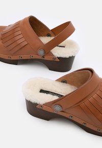 Weekend Max Mara Mules à talons - brown