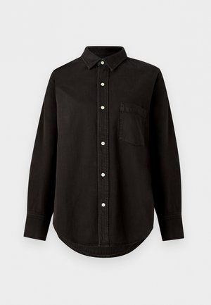 Cămașă neagră cu mâneci lungi, cu nasturi, guler și buzunar la piept, afișată pe fundal alb simplu.