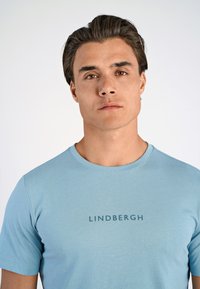 Lindbergh TEE S/S - T-paita - lt iron blue