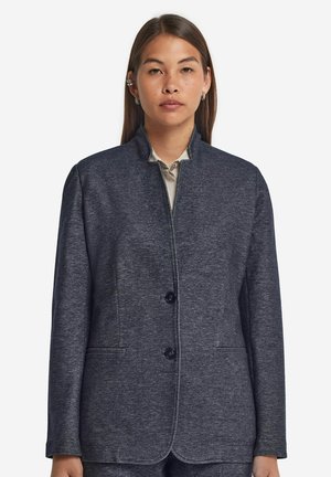 Blazer tailored blu navy realizzato in morbido tessuto, con colletto alto, chiusura a due bottoni e tasche laterali con dettagli di cucitura discreti.