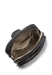 Portafoglio in pelle nera con texture liscia, dotato di chiusura con zip e un interno beige con un compartimento e una cucitura a vista.