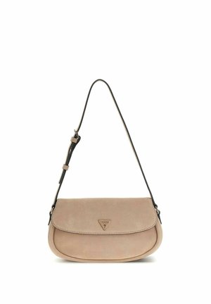 Sac bandoulière en daim beige avec une sangle noire réglable et un rabat avant présentant un petit logo triangulaire Guess.