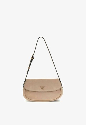 Sac bandoulière en daim beige avec une sangle noire réglable et un rabat avant présentant un petit logo triangulaire Guess.