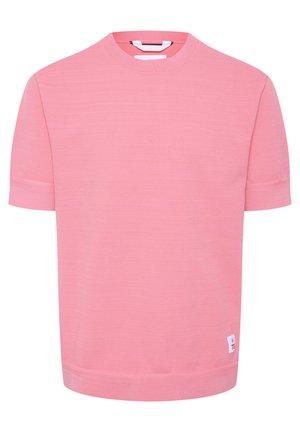 Jersey de punto rosa de manga corta con cuello redondo, tejido texturizado y una pequeña etiqueta blanca en el dobladillo. Diseño suave y ligero.