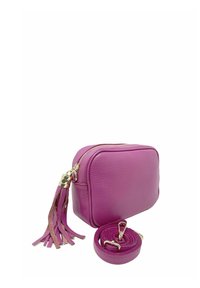 Borsa a tracolla in pelle fucsia con zip nella parte superiore, dotata di una lunga tracolla regolabile e frange decorative in tonalità complementari.