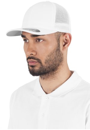 Valkoinen pesäpallon hattu, jossa on harmaa visor, valmistettu hengittävästä verkkomateriaalista. Ominaisuuksiin kuuluu rakenteellinen muotoilu ja säätävä napsautuskiinnitys.