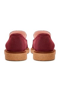 Burgundy ruskind slip-on sko med en tekstureret brun gummisål og en blød lyserød inderside, med rundet bag og minimalistisk design.