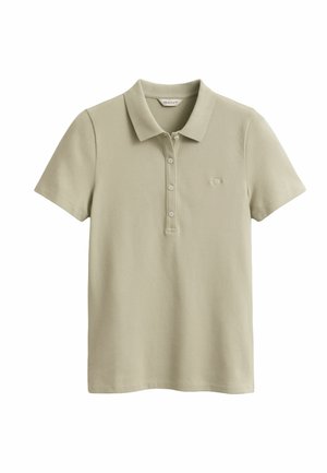 Polo de manga corta de color beige claro con cuello, tapeta de cuatro botones y pequeño logo bordado en el pecho izquierdo.