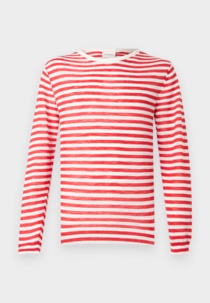 Pull rayé rouge et blanc avec un col rond et des manches longues, fabriqué en tissu léger, présentant une texture douce et un motif de rayures régulières.